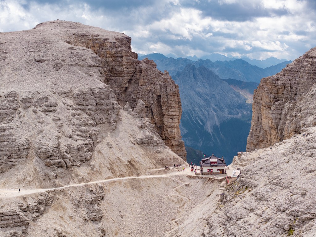 American tourist plunges almost 1,000 feet to her death in Italy while taking a photo