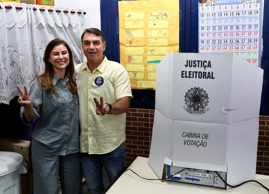 Flavio Bolsonaro and family issued visas to enter the US after fleeing Brazil