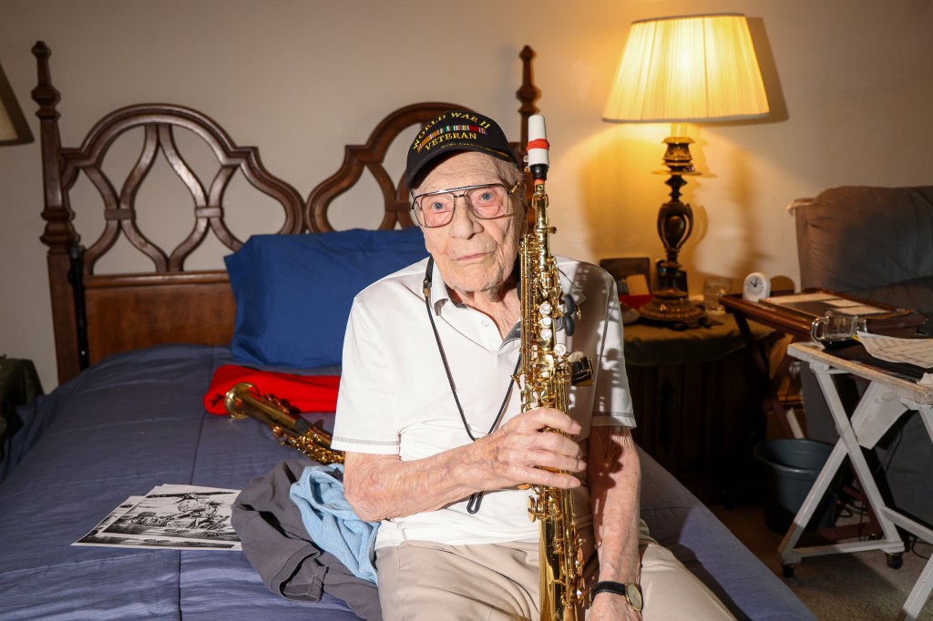 Beloved 105-year-old WWII vet returns to play national anthem at Islanders game