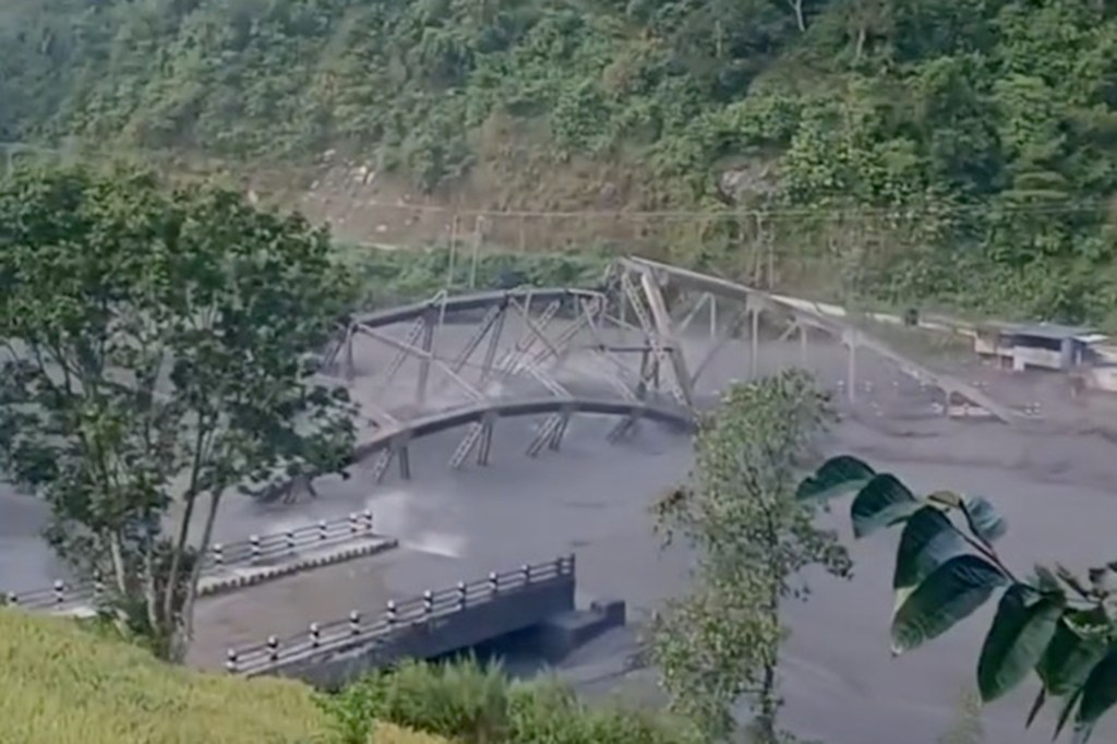 Roaring flash floods wipe out entire bridge in Nepal in dramatic video