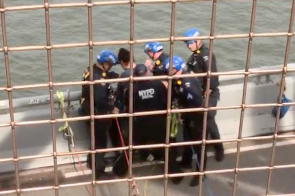 19-year-old threatens to jump off Williamsburg Bridge — before NYPD hoists him to safety