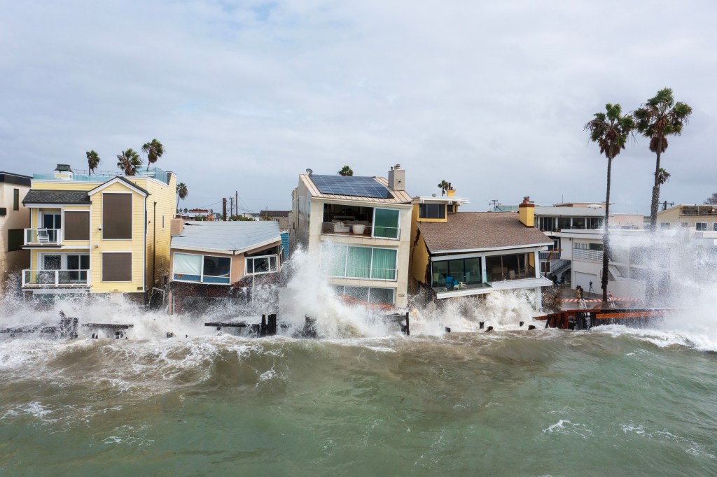 Long Beach homeowners lash out at Democratic mayor as homes collapse into ocean