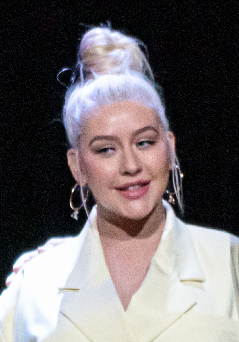 Christina Aguilera strips down for steamy bathtub selfie