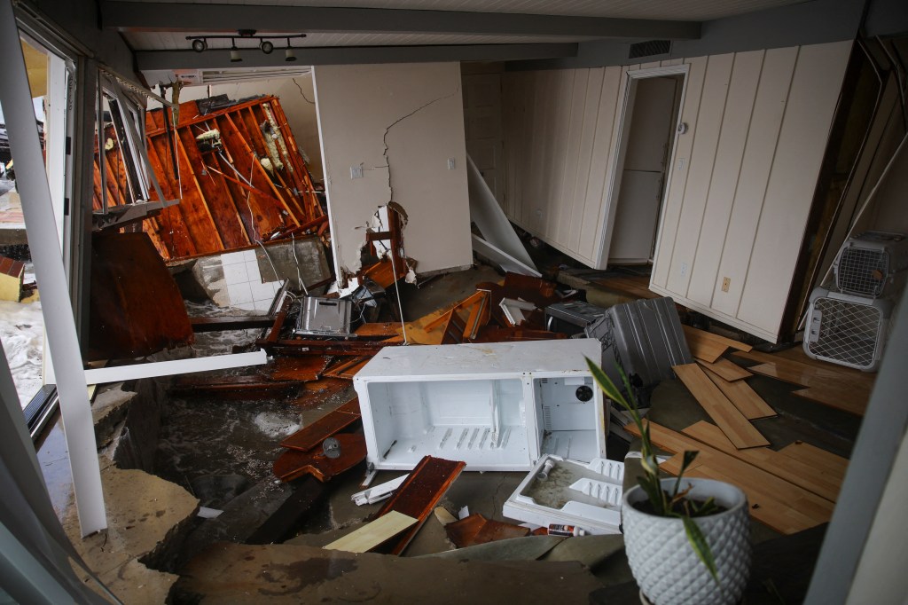 Long Beach homeowners lash out at Democratic mayor as homes collapse into ocean