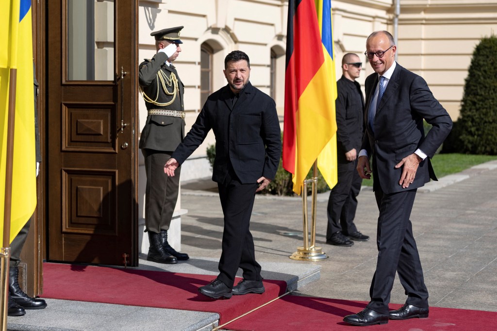 Sounds of air raid sirens, explosions in Kyiv during German chancellor’s visit with Zelensky