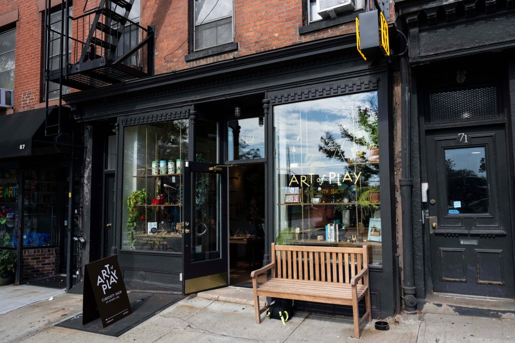 Brooklyn shop reached out to Kelly Clarkson ‘multiple’ times over mechanical bird feud