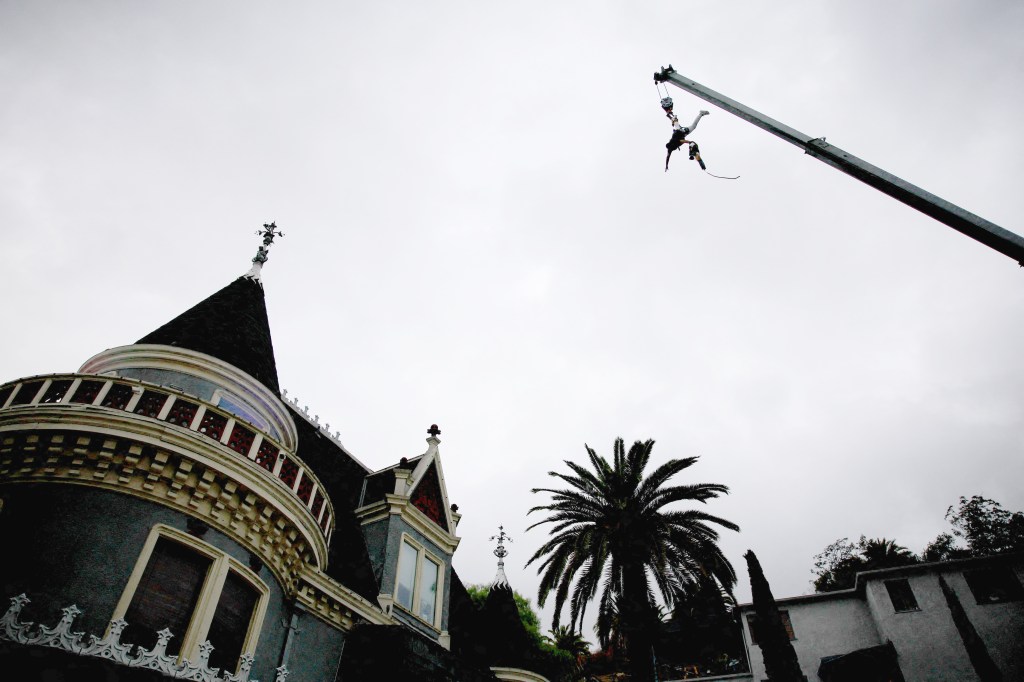 Escape artist performs death-defying stunt 9 stories up to honor 100th anniversary of Harry Houdini’s death