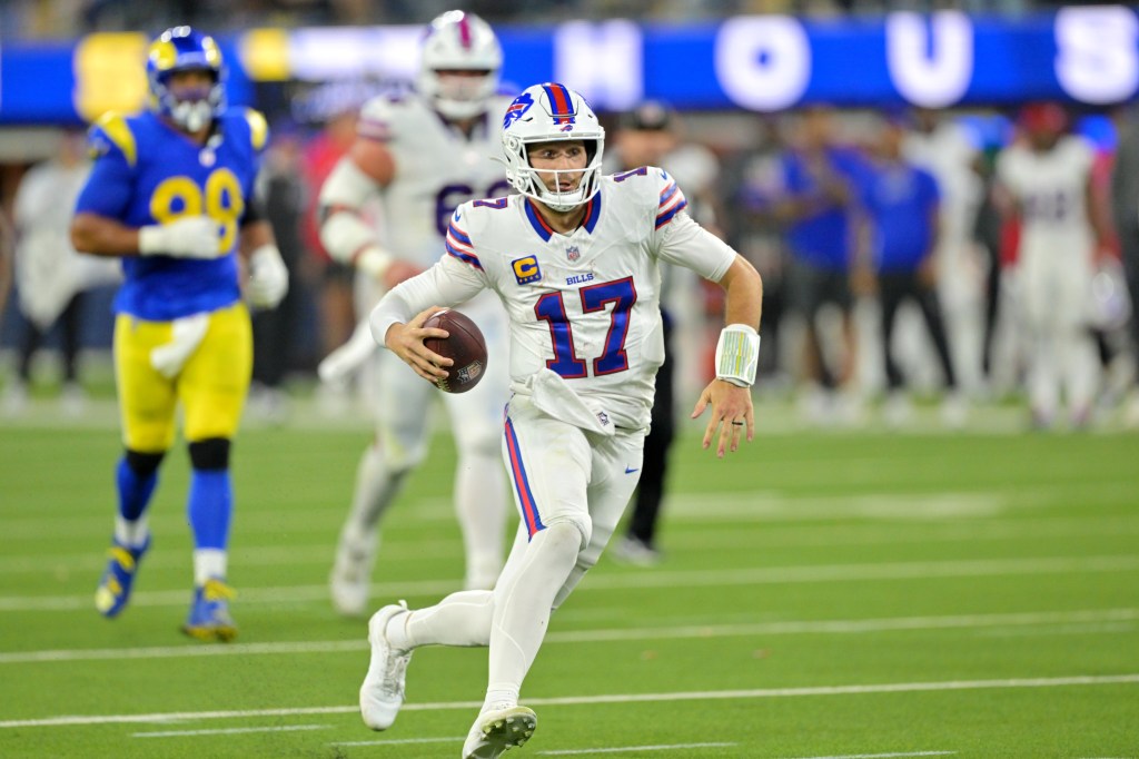 Hailee Steinfeld’s fired-up Josh Allen celebration caught on ‘MNF’ before ducking from spotlight