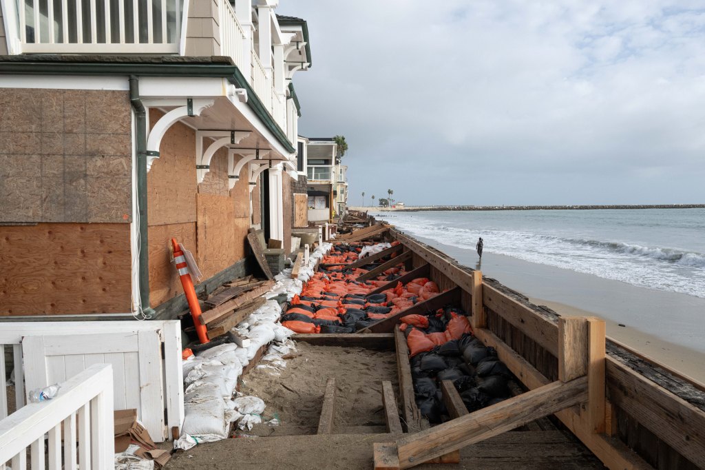 Long Beach homeowners lash out at Democratic mayor as homes collapse into ocean