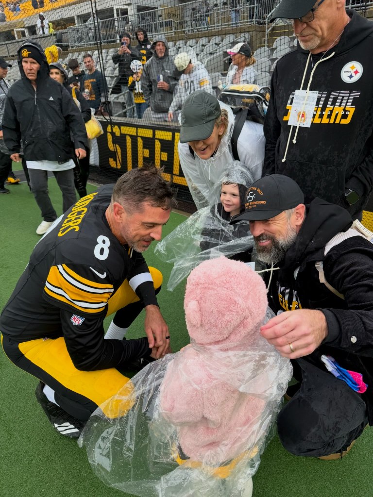 Aaron Rodgers’ family cheers on NFL star at Steelers game for first time since ending feud