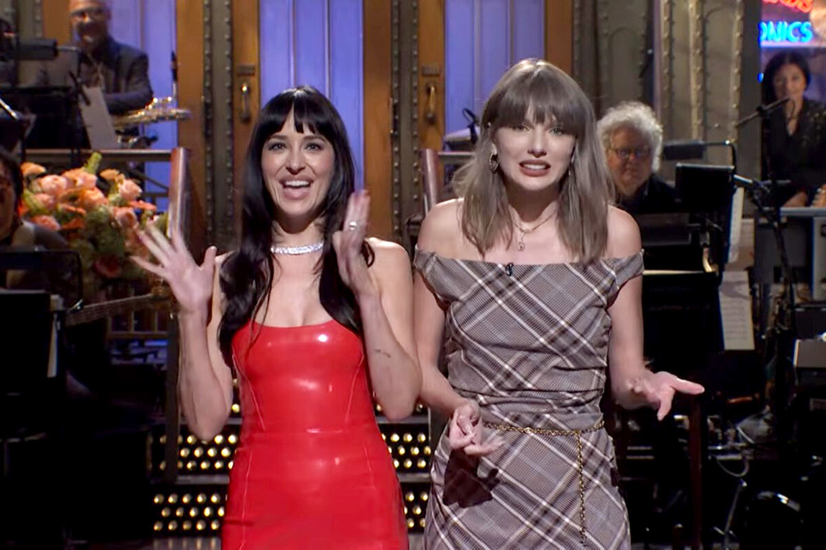 Taylor Swift is mad for plaid on ‘SNL’ with Dakota Johnson