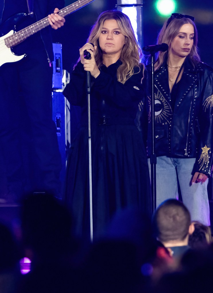 Brooklyn shop reached out to Kelly Clarkson ‘multiple’ times over mechanical bird feud