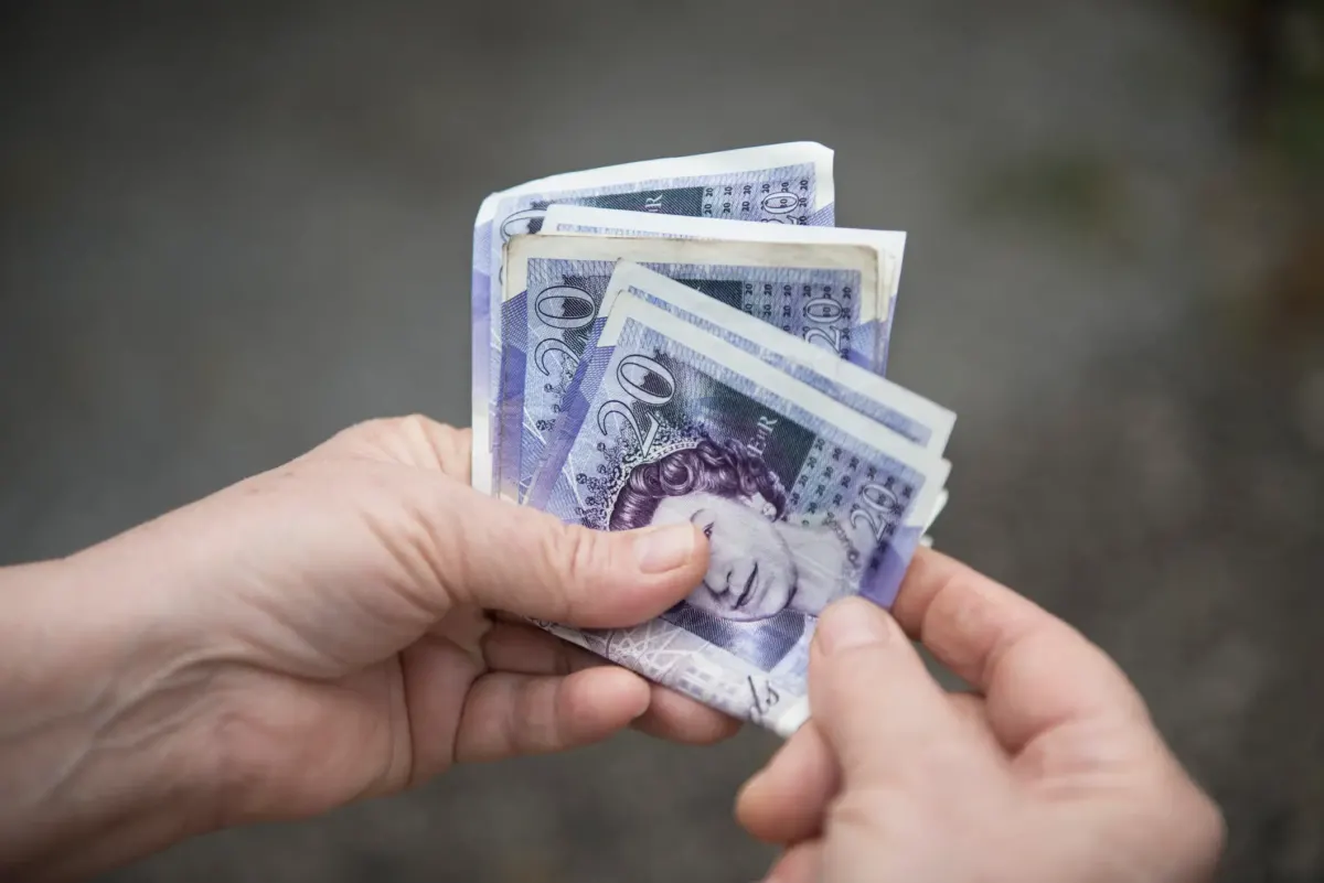 Minimum wage rise could mean nearly £1,000 extra a year for Brits