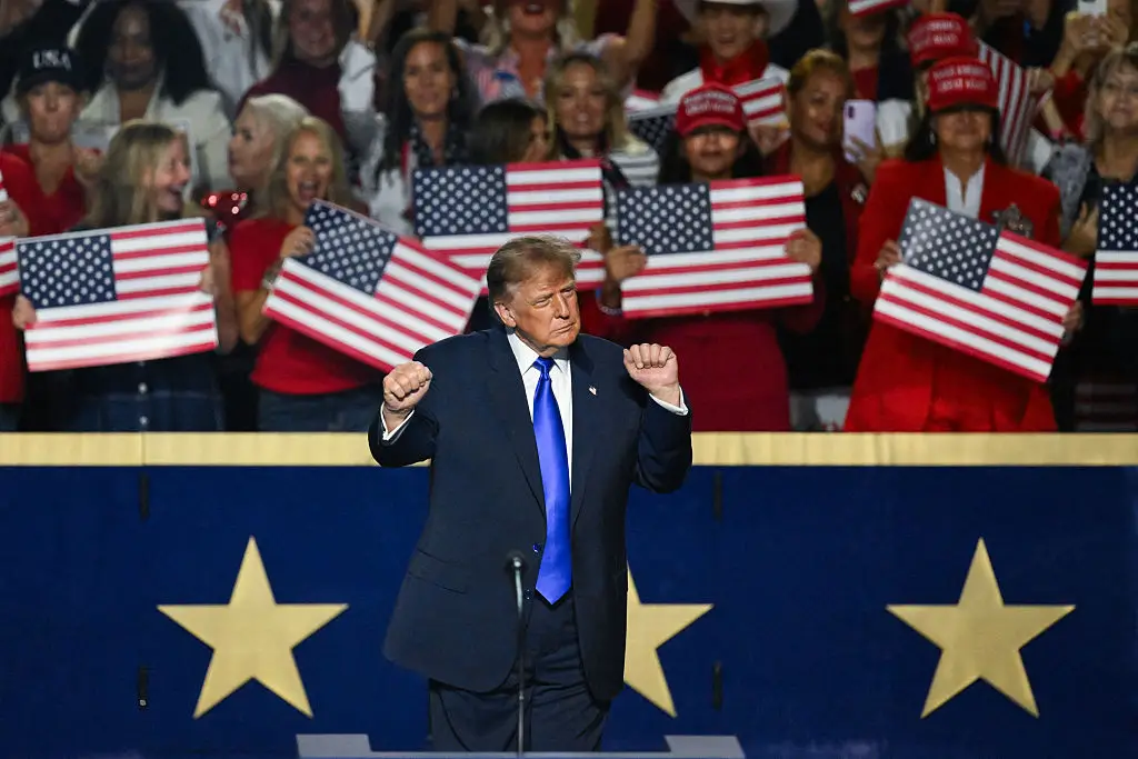 Body language expert breaks down surprising meaning behind Trump’s ‘Christ pose’ at rally