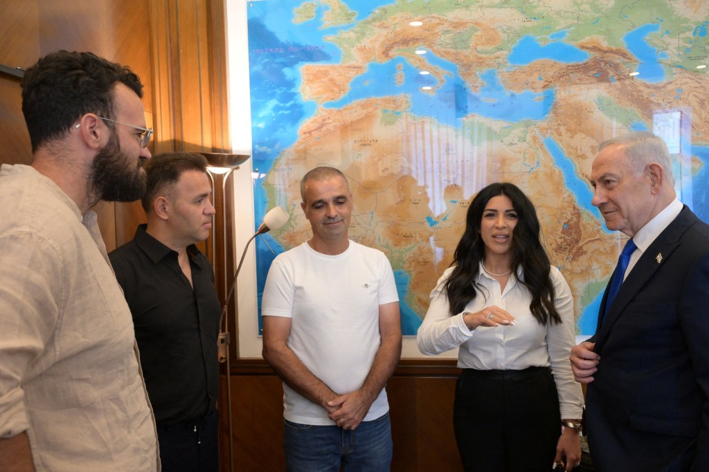 Crew of hijacked flydubai plane clashed with heroic Israeli passengers, demanded tied-up terror pilot be freed