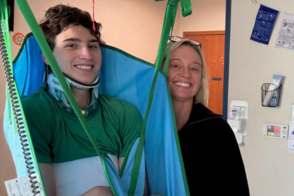 Kentucky teen finishes Chicago Marathon less than a year after spinal injury left him paralyzed