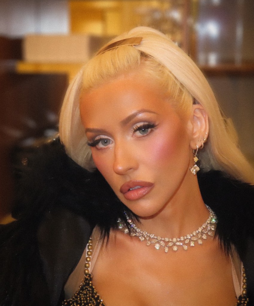 Christina Aguilera strips down for steamy bathtub selfie