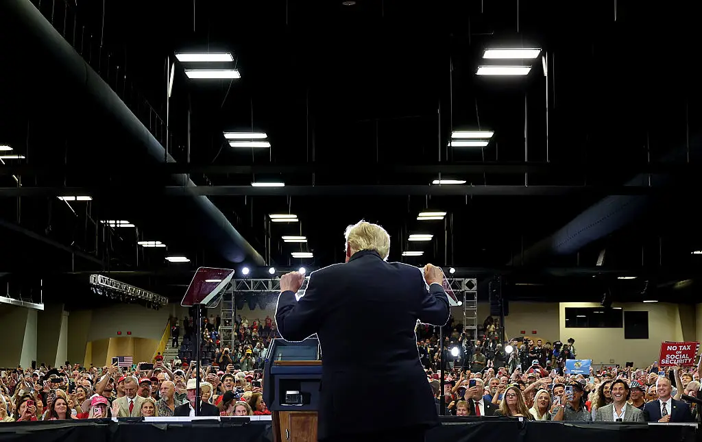 Body language expert breaks down surprising meaning behind Trump’s ‘Christ pose’ at rally