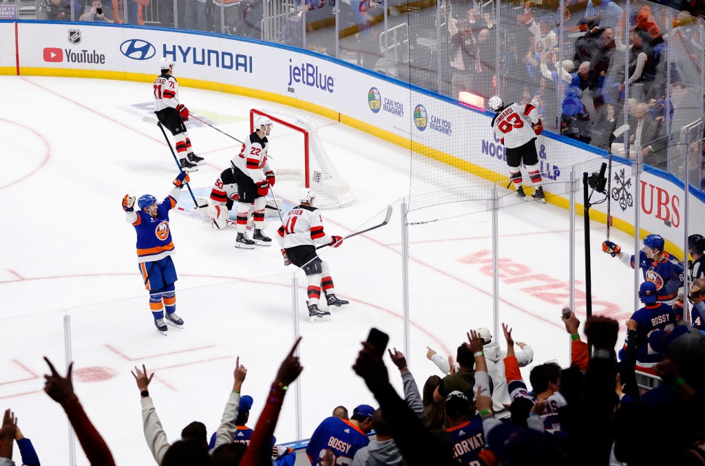 Beloved 105-year-old WWII vet returns to play national anthem at Islanders game