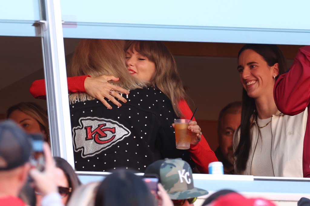 Taylor Swift calls out fan for filming her during Travis Kelce’s Chiefs game