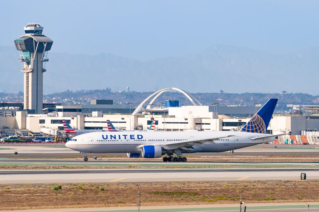 At least four injured as massive turbulence rocks United flight from Hawaii to LAX: ‘Just suddenly dropped’