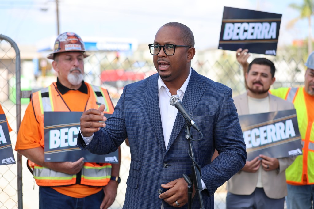 Long Beach homeowners lash out at Democratic mayor as homes collapse into ocean
