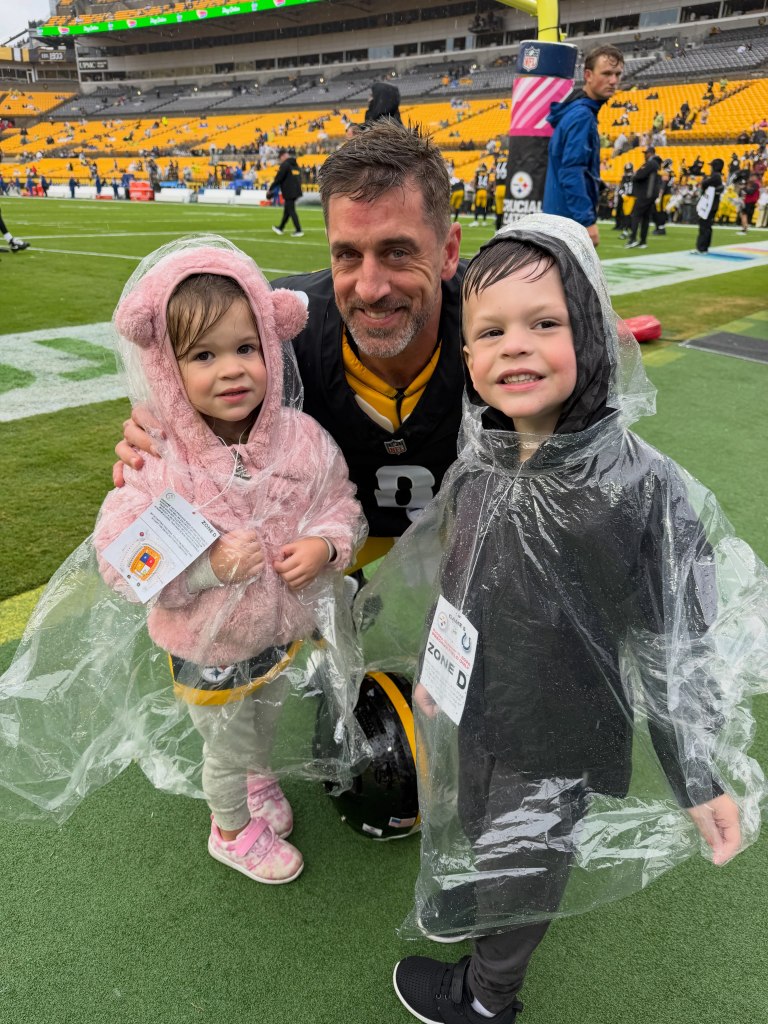 Aaron Rodgers’ family cheers on NFL star at Steelers game for first time since ending feud