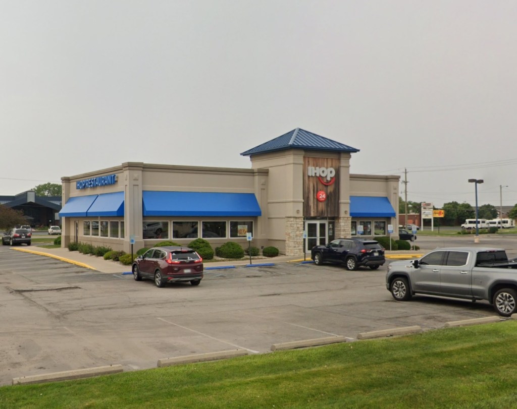 Indiana gunman accuses IHOP cook of having sex with his wife before chasing him with knife: court docs