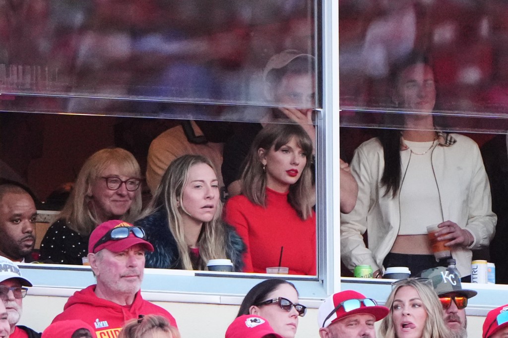 Taylor Swift calls out fan for filming her during Travis Kelce’s Chiefs game