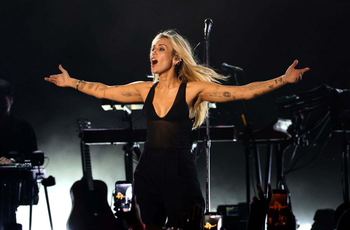 Miley Cyrus claims late godmother Dolly Parton sent her a sign after her death
