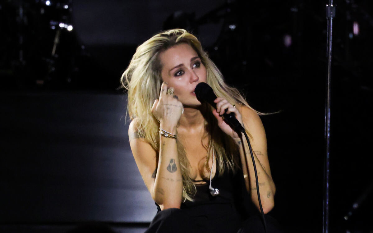 Miley Cyrus claims late godmother Dolly Parton sent her a sign after her death