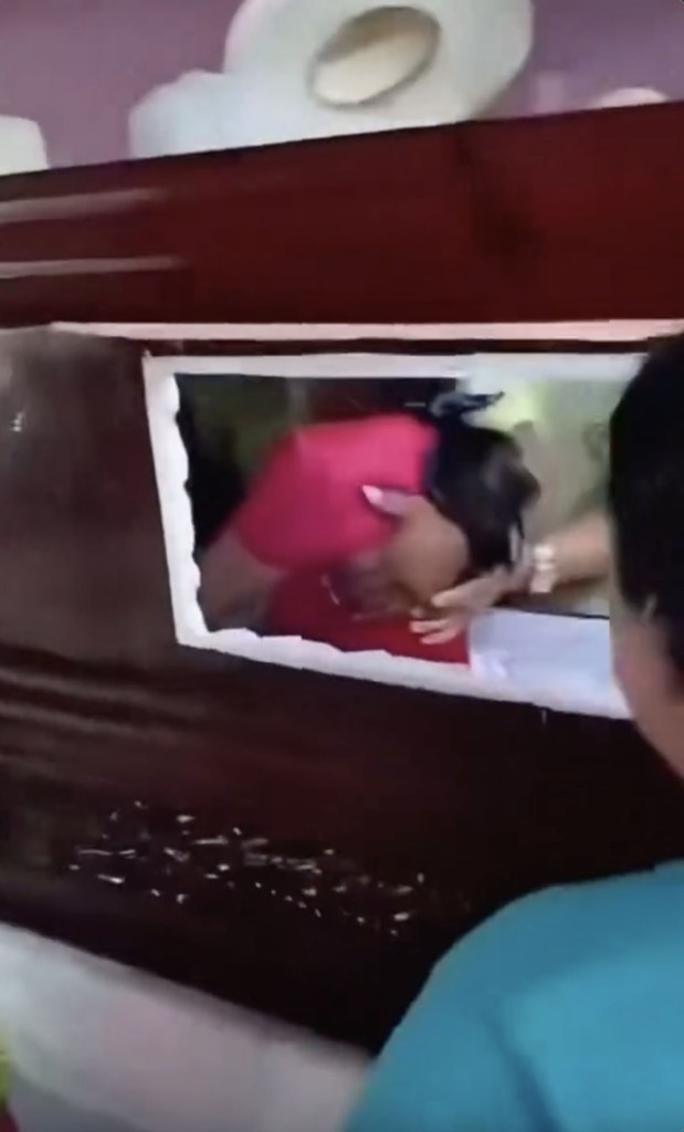 Teen wakes up in coffin at her own funeral, shocking mourners