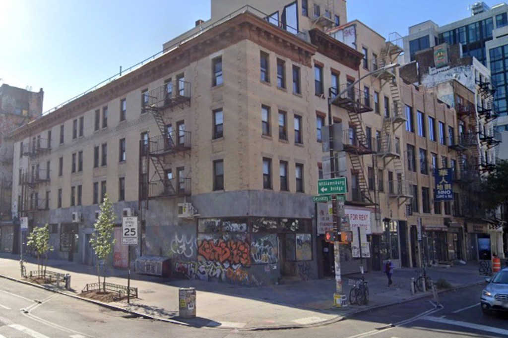 Maniac in a black top hat stabs 3 after food fight at NYC intersection: cops, sources