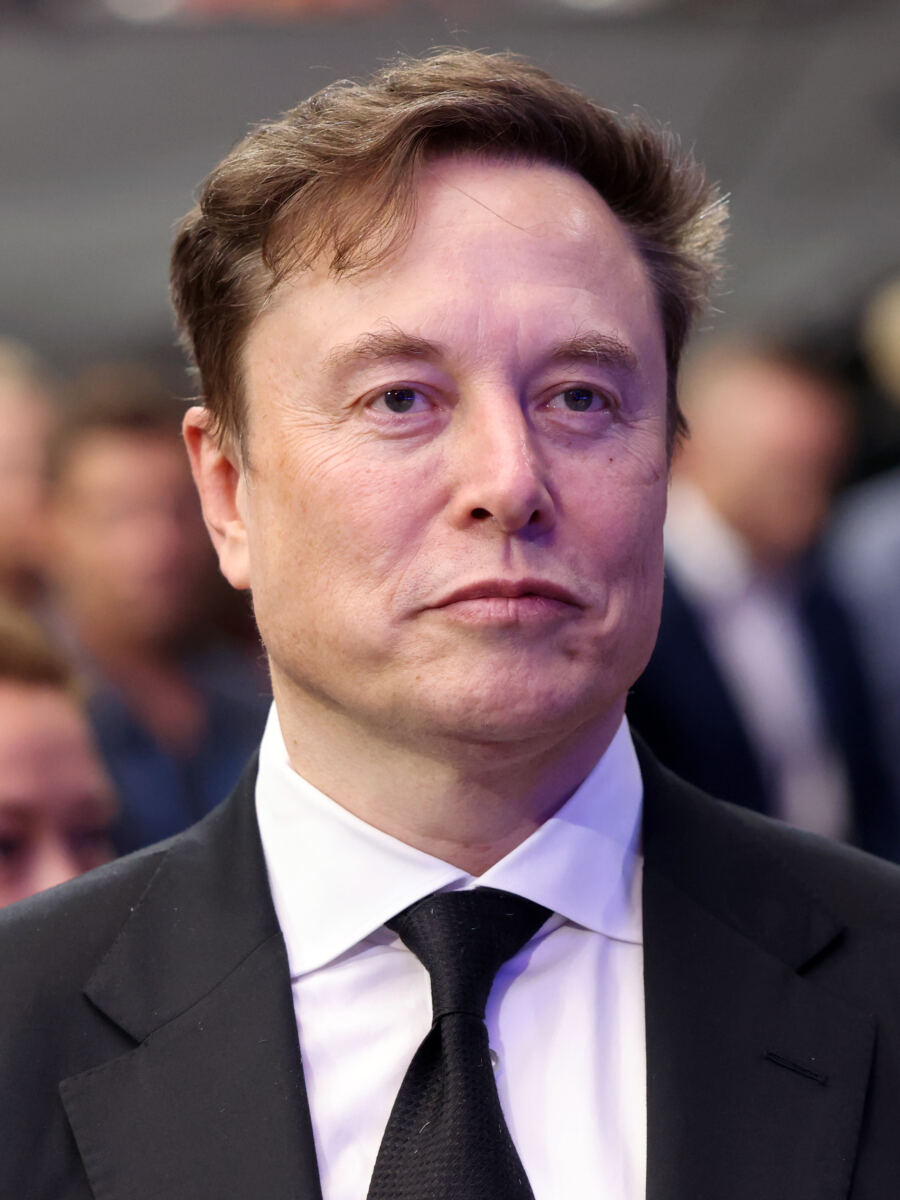 Person asks AI to remove most famous person from photo and people are divided by results