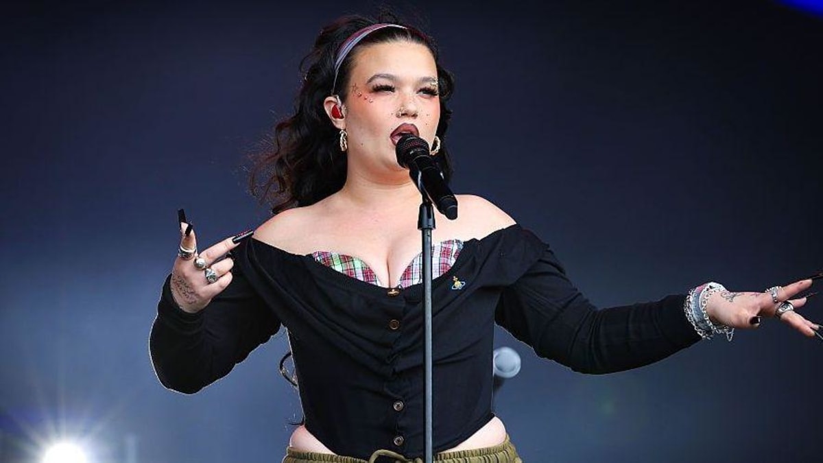 Lola Young reveals painful side effects she has after years of vaping