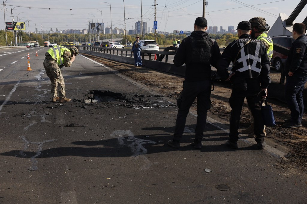 Sounds of air raid sirens, explosions in Kyiv during German chancellor’s visit with Zelensky