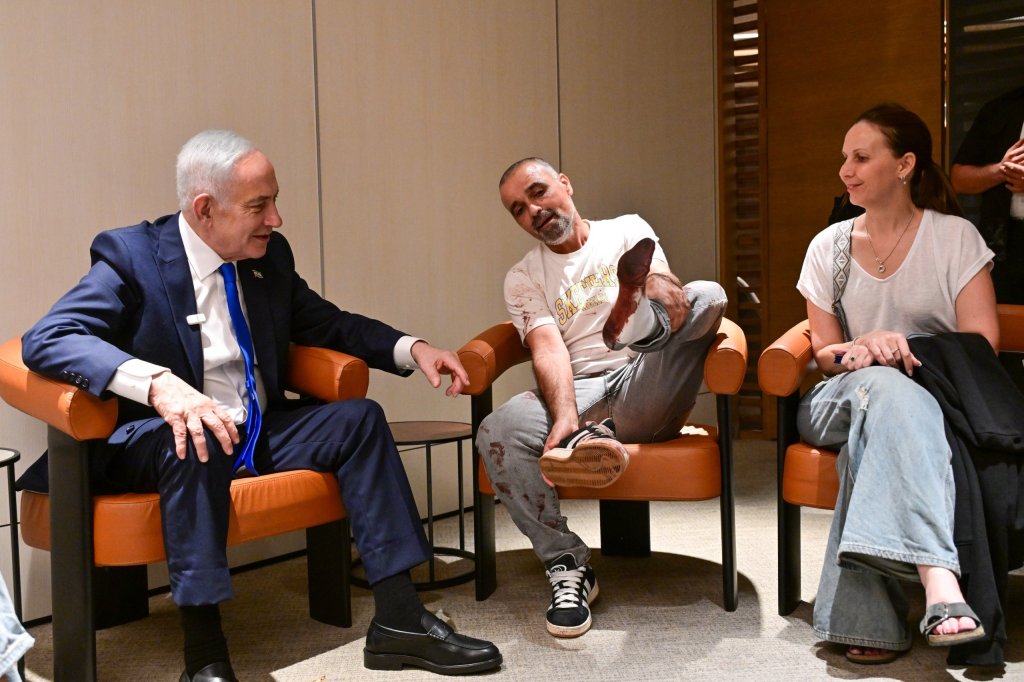 Hero Israeli passenger reveals he saved flydubai flight thanks to popular TV show — as he meets Netanyahu still covered in blood