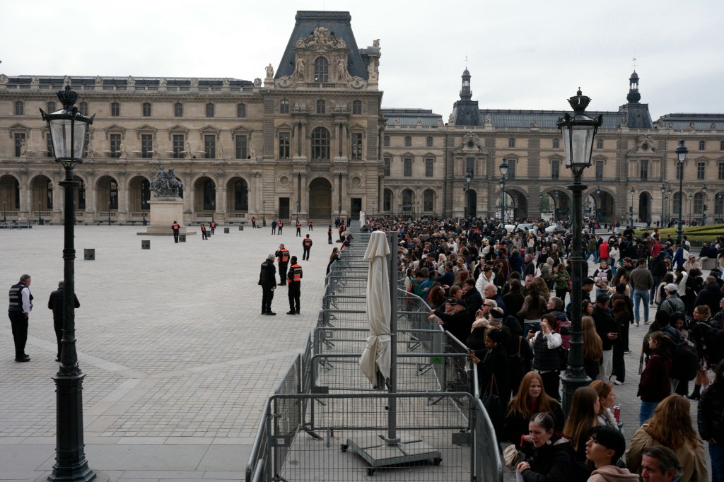 Iconic Paris tourist destination shuts visitors out after radical-left rioters barricade entrance